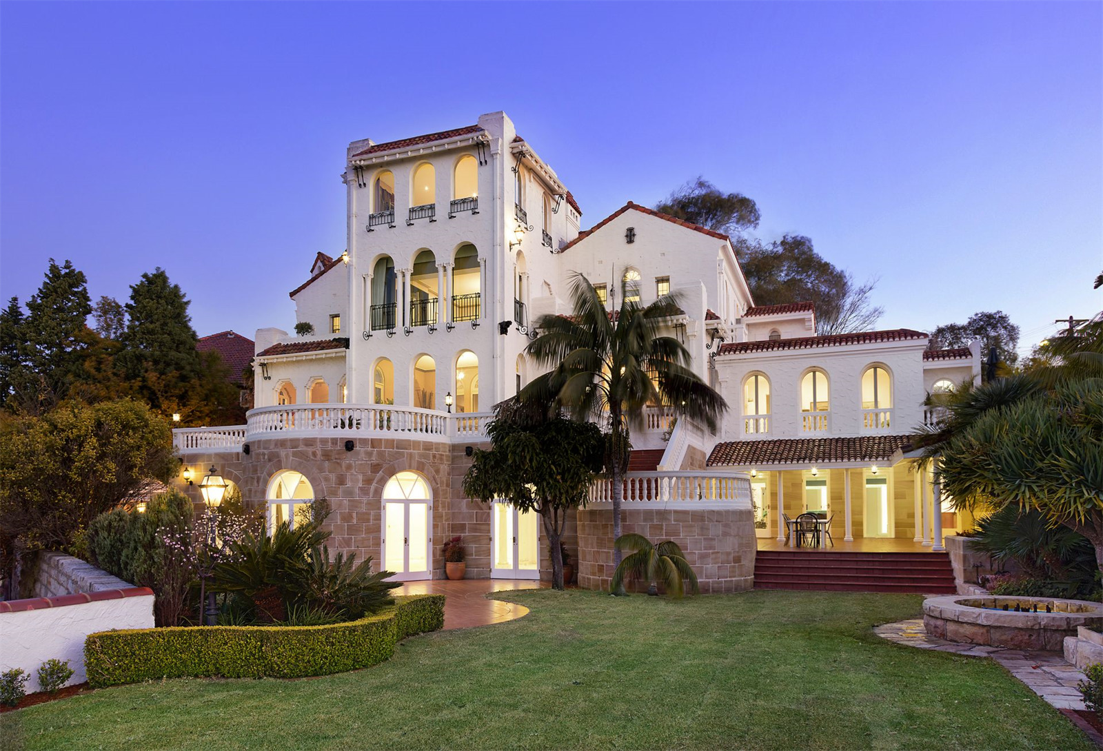 7 Incredible Mansions On Sale Right Now Around the World