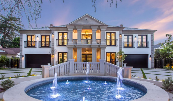 4425 Haskell Avenue Encino, CA 91436 with water feature